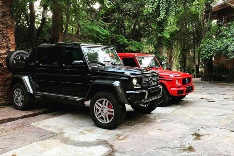 Khá thú vị là 2 chiếc xe Mercedes-Benz G-Class hàng độc này đã có dịp tề tựu cùng nhau trong một sự kiện quan trọng của 2 chủ nhân để mọi người có thể được chiêm ngưỡng hai quái vật đỉnh cao nhất của dòng xe Mercedes-Benz G-Class. Trong đó, chiếc SUV hạng sang 6 bánh Mercedes-Benz G63 AMG 6x6 được khoác bộ áo màu đen tương đồng với chiếc xe Mercedes-Maybach G650 Landaulet. Trong khi số lượng G63 AMG 6x6 chỉ được sản xuất giới hạn 100 chiếc, thì G650 Landaulet chỉ giới hạn 99 chiếc.