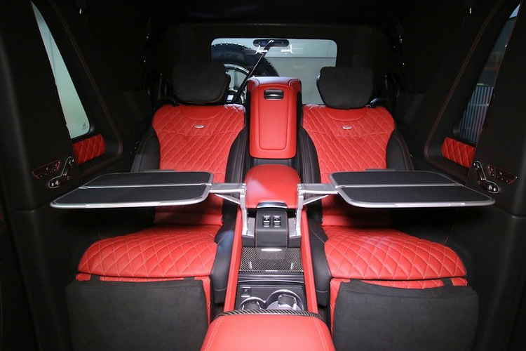 Siêu SUV Mercedes-Maybach G650 Landaulet là sản phẩm đỉnh cao và đắt nhất trong dòng G-Class, "ông vua địa hình" này được ra mắt lần đầu tại triển lãm Geneva 2017 và chỉ có đúng 99 chiếc được sản xuất trên toàn thế giới, trong đó, 1 chiếc đã xuất hiện ở Campuchia. 