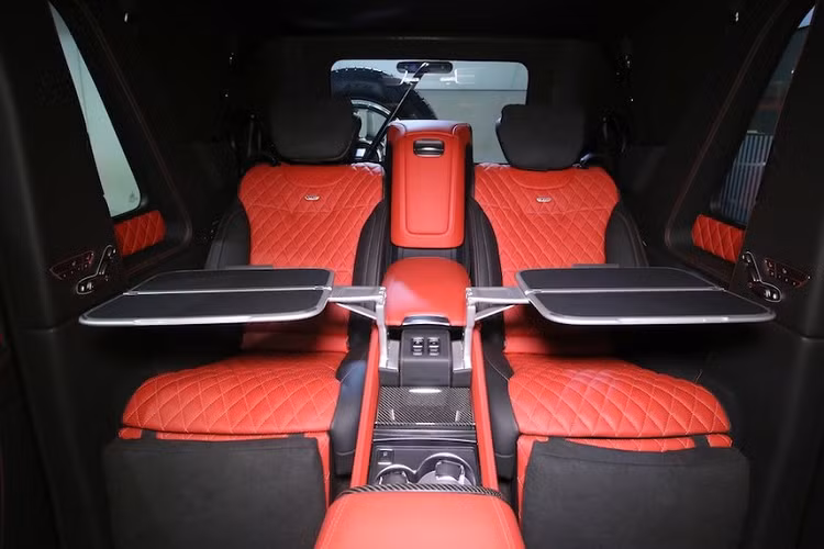 Siêu SUV Mercedes-Maybach G650 Landaulet là sản phẩm đỉnh cao và đắt nhất trong dòng G-Class, "ông vua địa hình" này được ra mắt lần đầu tại triển lãm Geneva 2017 và chỉ có đúng 99 chiếc được sản xuất trên toàn thế giới, trong đó, 1 chiếc đã xuất hiện ở Campuchia. 