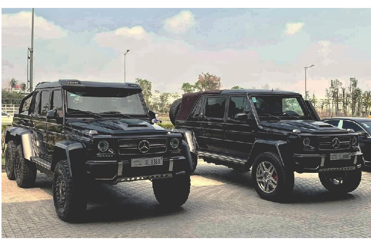 Lần đầu tiên trình làng vào năm 2013, Mercedes-Benz G63 AMG 6x6 nhắm đến các đại gia dầu mỏ ở Trung Đông do có sở thích off-road trên sa mạc. Trong đó, hãng xe sang Đức đã trang bị đến 4 bánh sau cho "quái vật off-road" này. Chưa hết, dòng SUV 6 bánh, Mercedes-Benz G63 AMG 6x6 còn được trang bị 6 khóa vi sai và chiều cao gầm 460 mm. Điều này giúp cho xe dễ dàng chinh phục nhiều địa hình hiểm trở hay băng qua các con suối khá dễ dàng. Nhưng di chuyển trên đường phố của Campuchia lại không dễ chịu chút nào.