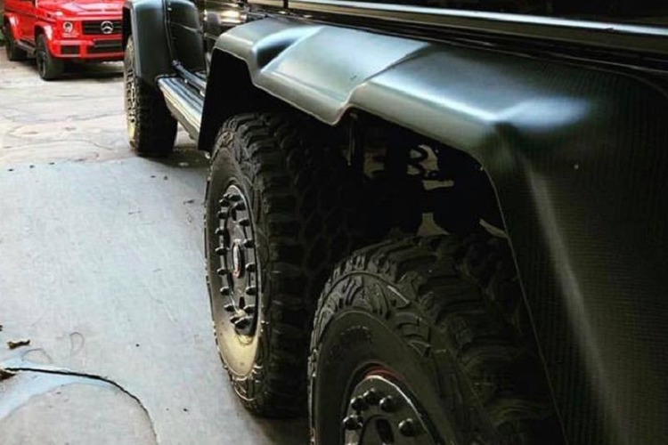 Ngoài ra, Mercedes-Benz G63 AMG 6x6 còn có góc tiếp cận và góc thoát ấn tượng cùng hệ thống kiểm soát áp suất lốp. Hệ thống có khả năng bơm đầy hơi cho lốp trong thời gian chỉ 20 giây. "Trái tim" của Mercedes-Benz G63 AMG 6x6 chính là khối động cơ xăng V8, dung tích 5,5 lít, sản sinh công suất tối đa 544 mã lực và mô-men xoắn cực đại 760 Nm. Sức mạnh được truyền tới bánh thông qua hộp số tự động 7 cấp.