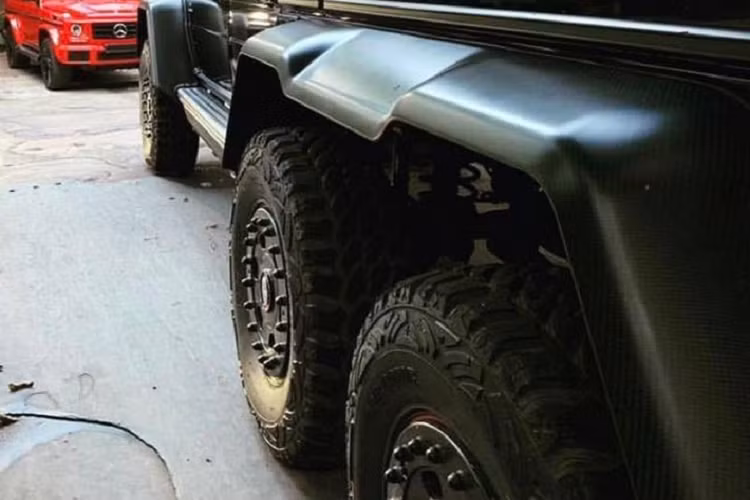 Ngoài ra, Mercedes-Benz G63 AMG 6x6 còn có góc tiếp cận và góc thoát ấn tượng cùng hệ thống kiểm soát áp suất lốp. Hệ thống có khả năng bơm đầy hơi cho lốp trong thời gian chỉ 20 giây. "Trái tim" của Mercedes-Benz G63 AMG 6x6 chính là khối động cơ xăng V8, dung tích 5,5 lít, sản sinh công suất tối đa 544 mã lực và mô-men xoắn cực đại 760 Nm. Sức mạnh được truyền tới bánh thông qua hộp số tự động 7 cấp.