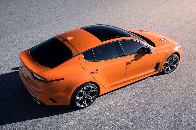 Kia Stinger 2022 thuộc phiên bản nâng cấp giữa vòng đời (facelift). Nhờ vậy, chiếc sedan này được thay đổi khá nhiều. Stinger 2022 có lưới tản nhiệt mũi hổ thiết kế lại, đèn chiếu sáng LED tích hợp dải đèn LED daylight. Đuôi xe có đèn hậu LED họa tiết mới.