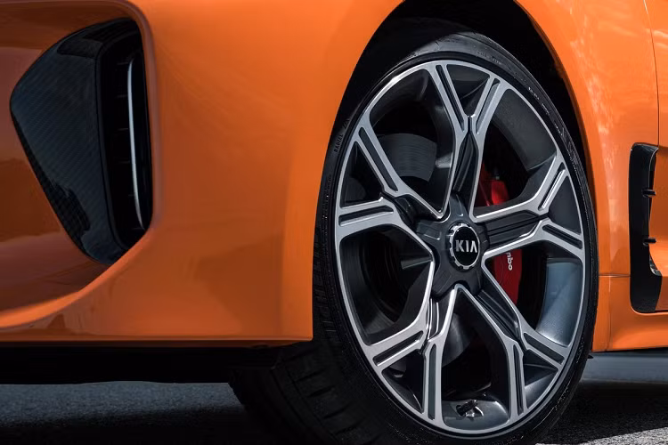 Chiếc sedan của Kia được trang bị bộ mâm hợp kim 18 inch hoặc 19 inch thiết kế mới.