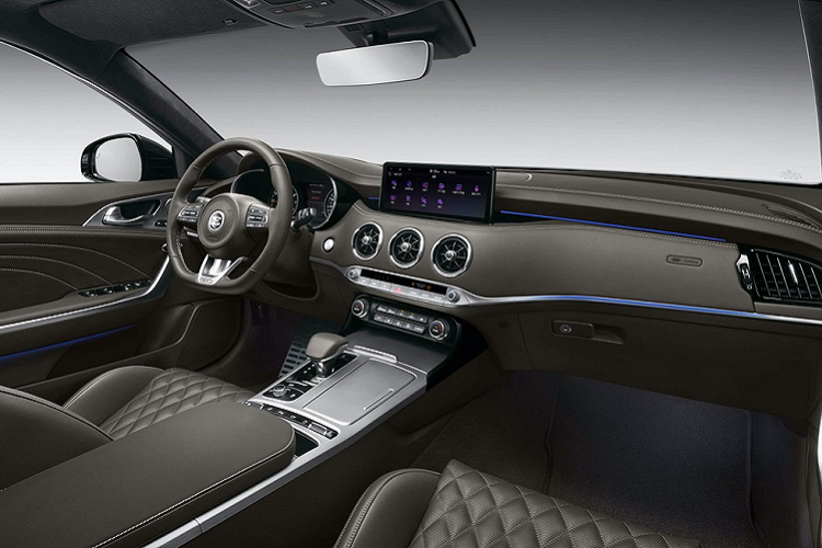 Ở bên trong xe, Stinger 2022 đươc Kia nâng cấp về vật liệu để mang đến không gian sang trọng hơn. Mẫu sedan thể thao được trang bị ghế da Nappa hoặc da lộn đi kèm dây an toàn màu đỏ. Vật liệu nhôm sáng cũng được sử dụng cho nội thất của Stinger.