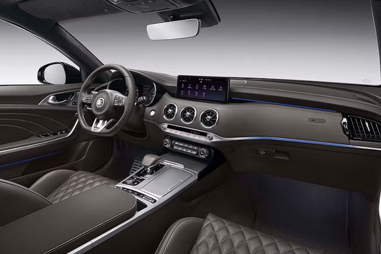 Ở bên trong xe, Stinger 2022 đươc Kia nâng cấp về vật liệu để mang đến không gian sang trọng hơn. Mẫu sedan thể thao được trang bị ghế da Nappa hoặc da lộn đi kèm dây an toàn màu đỏ. Vật liệu nhôm sáng cũng được sử dụng cho nội thất của Stinger.