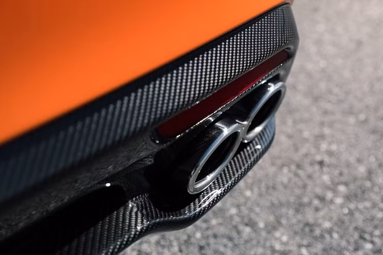 Về an toàn, Kia Stinger 2022 được trang bị các công nghệ gồm hỗ trợ giữ làn, hỗ trợ lái xe trên đường cao tốc, kiểm soát hành trình thích ứng, giám sát điểm mù, hệ thống cảnh báo khoảng cách với xe phía trước, cảnh báo mở cửa xe an toàn…