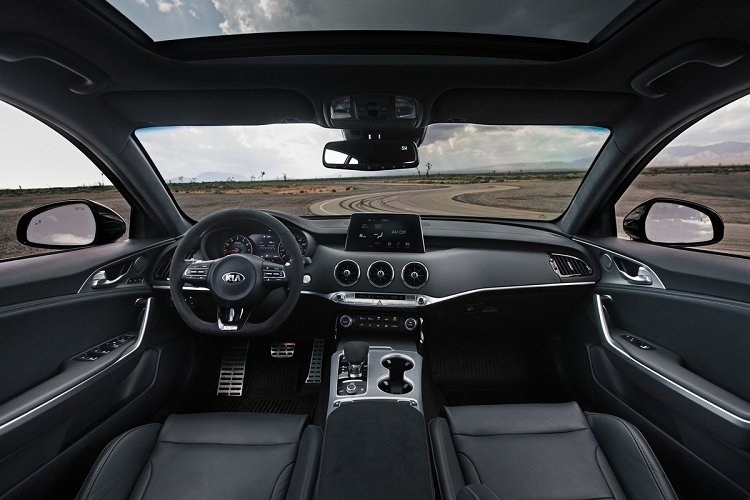 Trên bản tiêu chuẩn, Stinger 2022 được trang bị màn hình đa thông tin LCD 4,2 inch thay cho loại TFT 3,5 inch trước đây, màn hình thông tin giải trí 8 inch, hỗ trợ kết nối Apple CarPlay và Android Auto. Khách hàng có thể tùy chọn màn hình kích thước 10,25 inch hỗ trợ cảm ứng.