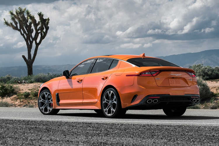 Phiên bản này sử dụng động cơ tăng áp 4 xy-lanh 2.5L, sản sinh công suất 300 mã lực và mô-men xoắn 422 Nm. Động cơ trên mẫu xe thể thao Kia Stinger GT-Line 2022 mạnh hơn 48 mã lực so với động cơ tăng áp đời cũ.