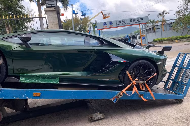 Mới đây, hình ảnh về chiếc Lamborghini Aventador SVJ giới hạn mang màu sơn Verde Ermes đã một lần nữa được giới nhập khẩu xe cũng như chủ nhân đăng tải lên mạng xã hội thu hút không ít sự chú ý của giới mê xe. Khác những lần trước đó, siêu xe giới hạn này đã gần về đến Việt Nam như các bức ảnh này được cia sẻ.