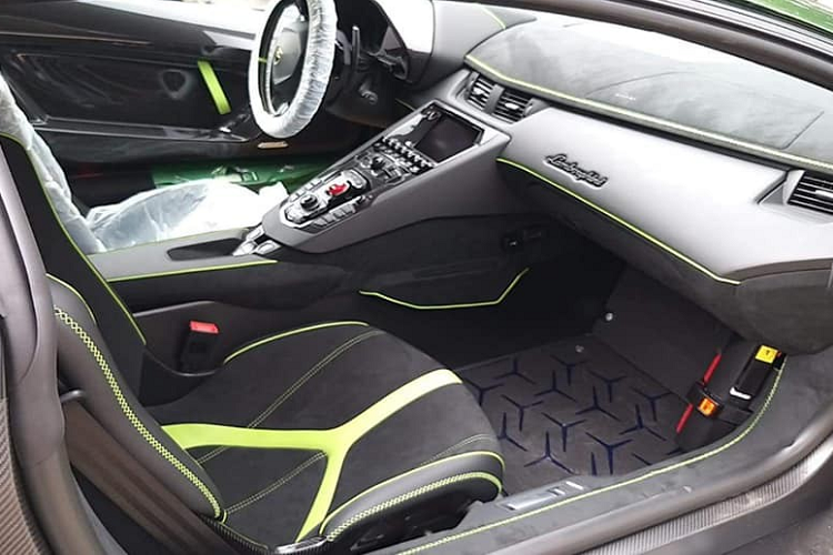 Chiếc siêu xe Lamborghini Aventador SVJ tại một kho cảng ở Hồng Kông nhưng hình ảnh này đã được chụp gần 1 tháng. Khác với 2 chiếc xe Lamborghini Aventador LP770-4 SVJ về nước trước đó mang màu xanh Blu Glauco và vàng Giallo Evros, chiếc siêu xe giới hạn Lamborghini Aventador SVJ này sở hữu ngoại thất tông màu xanh lá đậm cá tính mang mã Verde Ermes.