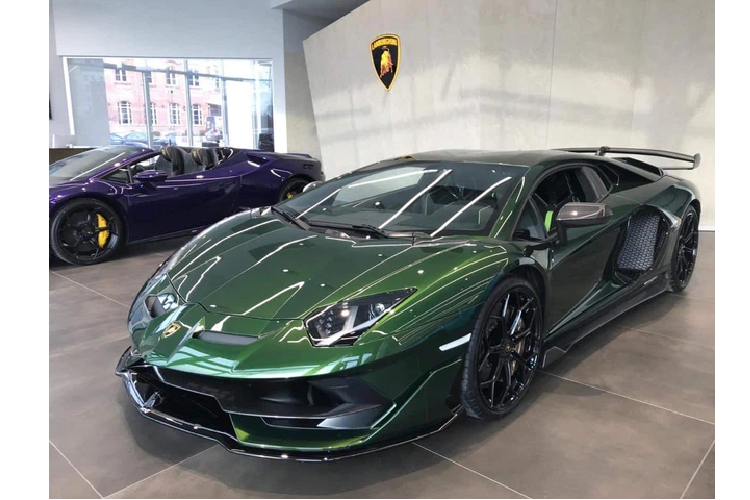 Các siêu xe giới hạn Lamborghini Aventador SVJ dù có mang màu sơn gì nhưng đều có chung ký hiệu 1di900 gần cửa kính xe. Hệ truyền động của Lamborghini Aventador SVJ mang màu sơn Verde Ermes sắp về Việt Nam cũng không có gì thay đổi so với 899 chiếc Lamborghini Aventador SVJ còn lại.