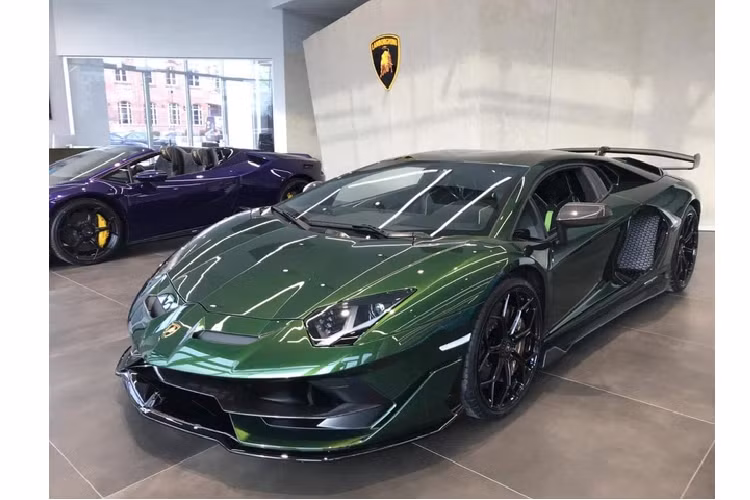 Các siêu xe giới hạn Lamborghini Aventador SVJ dù có mang màu sơn gì nhưng đều có chung ký hiệu 1di900 gần cửa kính xe. Hệ truyền động của Lamborghini Aventador SVJ mang màu sơn Verde Ermes sắp về Việt Nam cũng không có gì thay đổi so với 899 chiếc Lamborghini Aventador SVJ còn lại.