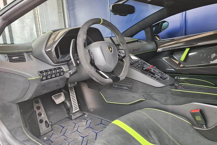 Chủ nhân của siêu xe Lamborghini Aventador SVJ mang màu sơn Verde Ermes là 1 người chơi lan đột biến ở Củ Chi, trước đó, trong garage của người này có cặp siêu xe rất đỉnh là Ferrari SF90 Stradale và McLaren 765LT nhưng chiếc siêu xe giới hạn Anh quốc gần 2 tuần này đã cư trú tại một công ty bán siêu xe chưa rõ đã bị thanh lý hay ký gửi tại đây để làm các thủ tục.