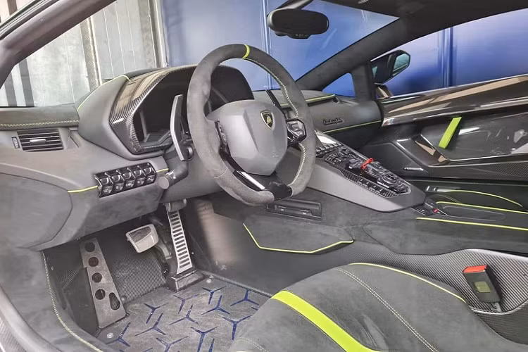 Chủ nhân của siêu xe Lamborghini Aventador SVJ mang màu sơn Verde Ermes là 1 người chơi lan đột biến ở Củ Chi, trước đó, trong garage của người này có cặp siêu xe rất đỉnh là Ferrari SF90 Stradale và McLaren 765LT nhưng chiếc siêu xe giới hạn Anh quốc gần 2 tuần này đã cư trú tại một công ty bán siêu xe chưa rõ đã bị thanh lý hay ký gửi tại đây để làm các thủ tục.