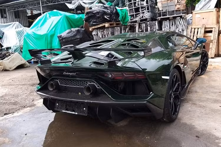 Vận tốc tối đa của siêu xe hàng hiếm sắp về Việt Nam này cũng dừng lại ở con số 350 km/h. Mức giá xe Lamborghini Aventador SVJ chưa được tiết lộ nhưng chắc chắn không hề dưới 30 tỷ đồng sau khi ra biển trắng.