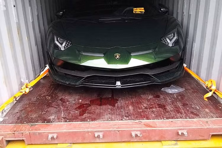 Mô-men xoắn cực đại của siêu xe giới hạn Lamborghini Aventador SVJ cũng được bơm thêm 30 Nm lên mức 720 Nm. Thời gian tăng tốc từ vị trí xuất phát lên 100 km/h của Aventador SVJ vẫn là 2,8 giây tương tự như "đàn anh" Lamborghini Aventador SV.