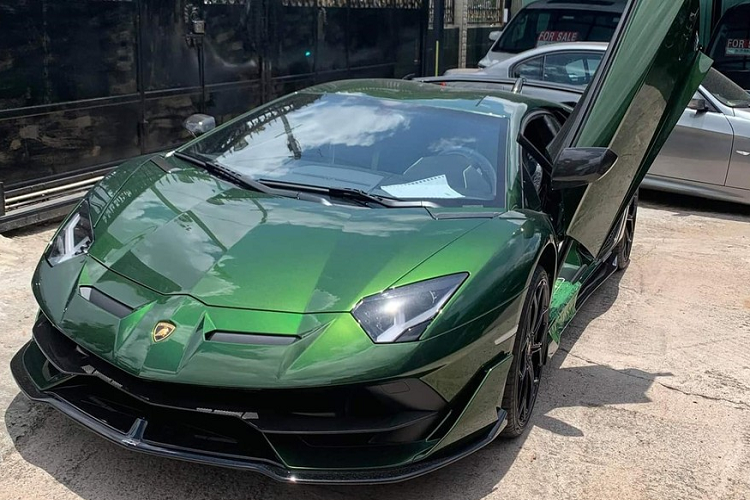 Cụ thể, hình ảnh do người này chia sẻ cho thấy, chiếc siêu xe Lamborghini Aventador SVJ xuất hiện ở Hồng Kông nhưng không loại trừ đây là ảnh cũ và nhiều khả năng siêu bò đã cập cảng Việt Nam. Hiện đây là chiếc xe Lamborghini Aventador SVJ thứ 3 tại dải đất hình chữ S nhưng sở hữu màu sơn rất ấn tượng.