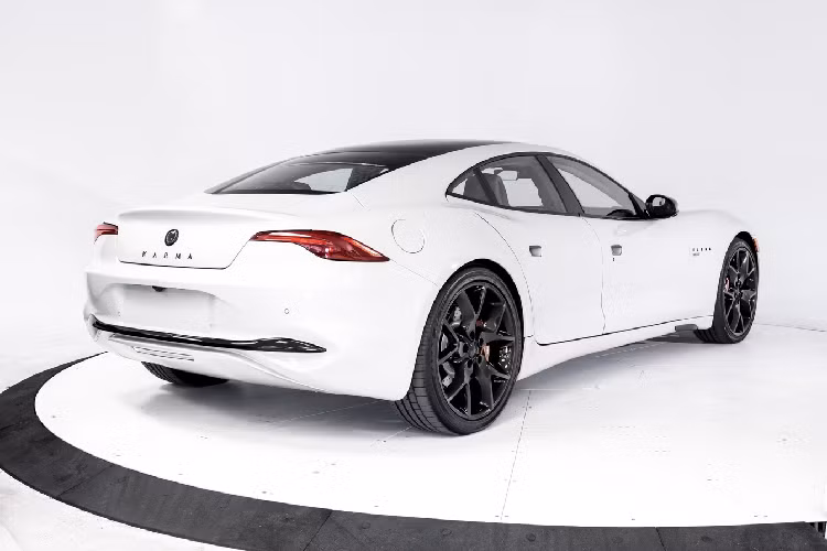 Những mẫu xe thuộc thương hiệu Karma có danh tiếng lâu đời với thiết kế xuất sắc và GS-6 cũng không ngoại lệ với các tùy chọn ấn tượng, bao gồm các yếu tố như gỗ khai hoang được vớt từ đám cháy rừng ở California, sợi carbon và 5 tùy chọn phối kết hợp màu da nội thất.