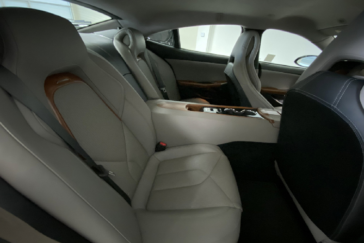 Chế độ này giúp chiếc xe tăng tốc từ 0-96 km/h trong khoảng 3,8 giây. Pin có thể sạc đầy với sạc cấp 2 trong 4 tiếng. Hơn nữa, bộ sạc nhanh DC 45 kW có thể sạc 90% trong 34 phút.