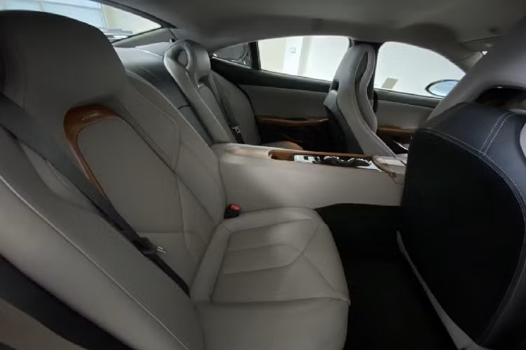 Chế độ này giúp chiếc xe tăng tốc từ 0-96 km/h trong khoảng 3,8 giây. Pin có thể sạc đầy với sạc cấp 2 trong 4 tiếng. Hơn nữa, bộ sạc nhanh DC 45 kW có thể sạc 90% trong 34 phút.