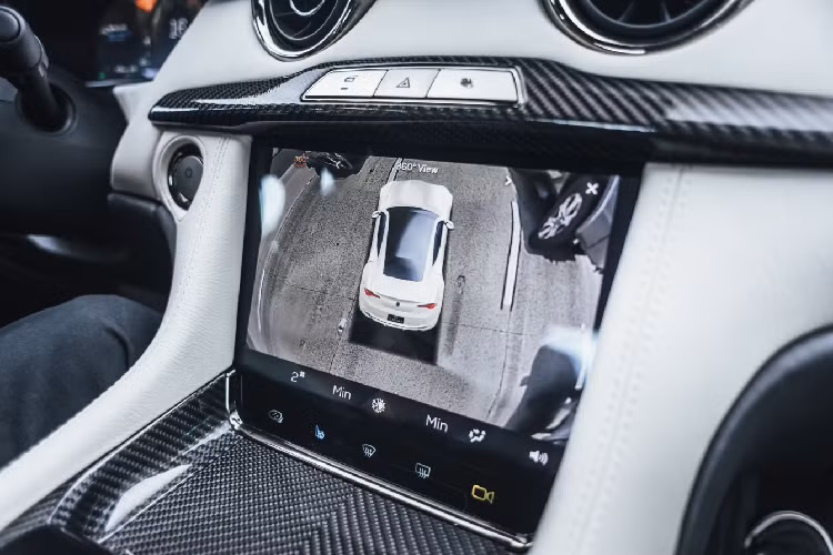 Nếu sử dụng pin thuần túy, chiếc xe có thể di chuyển trên quãng đường 129 km. Ngoài ra, xe được tăng cường với động cơ 3 xi-lanh 1,5 lít tăng áp hoạt động như một máy phát điện. Nếu có sự tiếp sức của động cơ này, chiếc xe có thể di chuyển trên quãng đường 579 km.