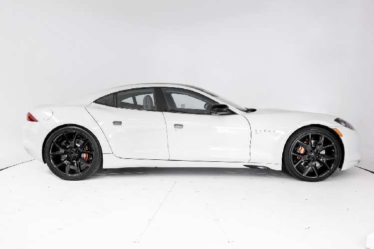 Phần vô lăng của Karma GS-6 2021 chạy điện cũng có thể điều khiển các chức năng âm thanh và điện thoại, camera, chế độ lái, điều khiển hành trình thích ứng và hệ thống phanh phục hồi 3 chế độ. GS-6 cũng có gương chiếu hậu chỉnh điện bên hông có sưởi, tám túi khí, cảnh báo chống trộm, chẩn đoán từ xa Over-the-Air (OTA) và chức năng cập nhật phần mềm, Bluetooth, Apple CarPlay, Android Aut và tích hợp ứng dụng Karma mobile.