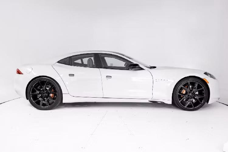 Phần vô lăng của Karma GS-6 2021 chạy điện cũng có thể điều khiển các chức năng âm thanh và điện thoại, camera, chế độ lái, điều khiển hành trình thích ứng và hệ thống phanh phục hồi 3 chế độ. GS-6 cũng có gương chiếu hậu chỉnh điện bên hông có sưởi, tám túi khí, cảnh báo chống trộm, chẩn đoán từ xa Over-the-Air (OTA) và chức năng cập nhật phần mềm, Bluetooth, Apple CarPlay, Android Aut và tích hợp ứng dụng Karma mobile.