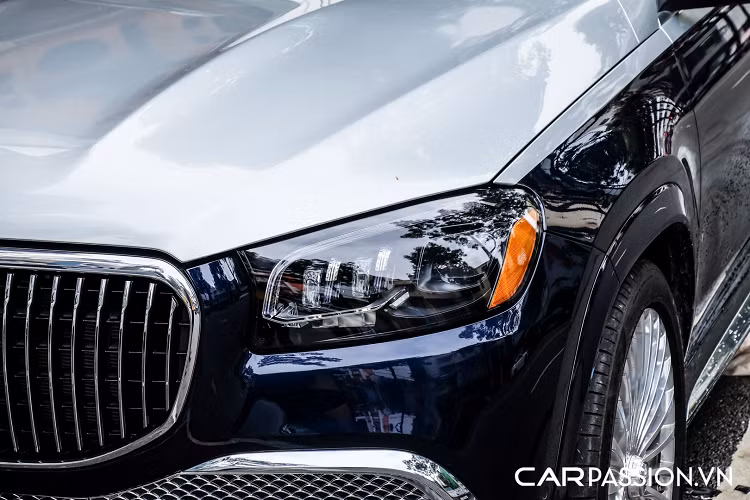 Ở hai bên hông xe, các bậc cửa kéo dài với bề mặt nhôm anot hóa cùng dải cao su và được tích hợp đèn chiếu sáng khi trời tối giúp hành khách ra vào dễ dàng hơn. Kích thước tổng thể của xe bao gồm chiều dài 5.207 mm, chiều rộng 2.030 mm, chiều cao 1.850 mm và chiều dài trục cơ sở 3.135 mm.