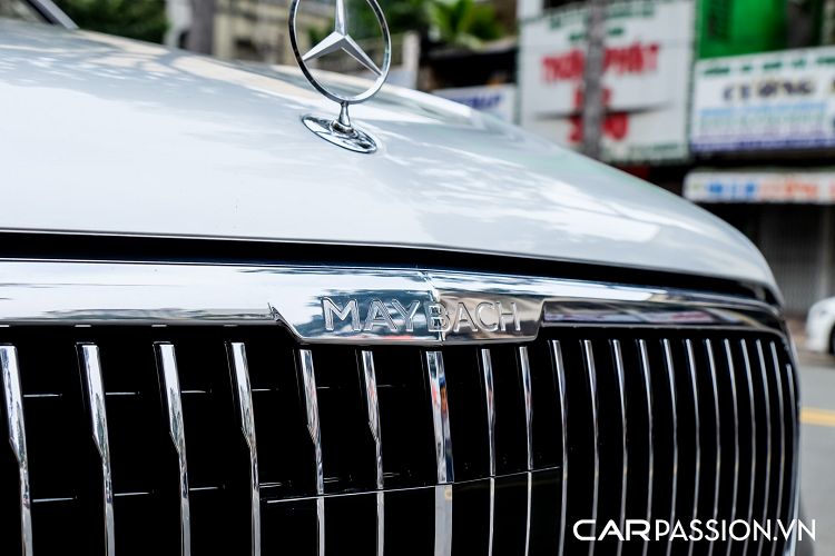 Theo công bố từ Mercedes-Benz, thương hiệu này cung cấp cho khách hàng đến 11 sự lựa chọn về màu sơn ngoại thất, đi cùng với đó là 8 tuỳ chọn với các lớp sơn hai tông màu vô cùng độc đáo. Việc chọn cho mình chiếc GLS 600 mang lớp sơn hai tông màu xanh dương-bạc (Lunar Blue/Iridium Silver) chứng minh độ "chịu chơi" của vị chủ nhân khi sẵn sàng chi ra một số tiền lớn để tạo sự khác biệt so với phần còn lại