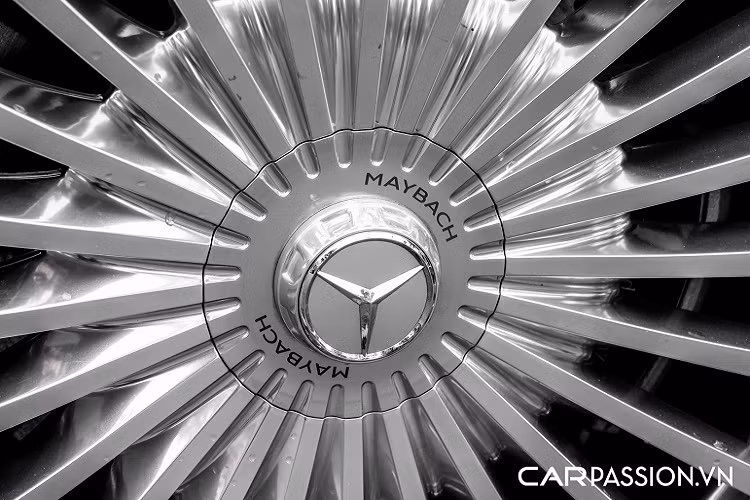 Tương tự như mối quan hệ giữa S-Class và Maybach S-Class trước đây, dòng xe Maybach GLS cũng được xây dựng dựa trên nền tảng của chiếc SUV cỡ lớn GLS và chỉnh sửa lại rất nhiều chi tiết để trở nên phù hợp với hình ảnh siêu sang đẳng cấp.