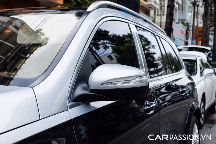 Cản sau được điều chỉnh lại một chút nhằm phù hợp hơn với vẻ ngoài sang trọng của biến thể GLS 600. Đuôi xe được ốp một thanh kim loại trang trí, trong khi đó hệ thống ống xả là chi tiết được phát triển dành riêng cho mẫu SUV siêu sang này. Tên xe 'Maybach' và 'GLS 600' đặt gọn gàng ở hai bên đuôi xe.