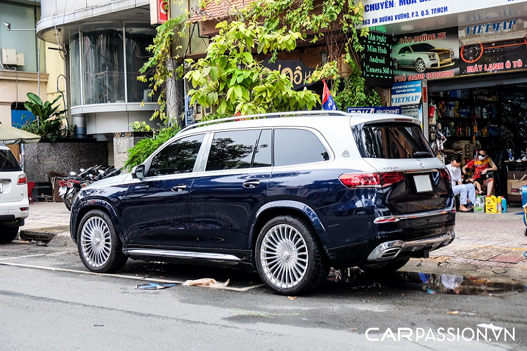 Đáng chú ý phải kể đến tuỳ chọn màu sơn xanh dương-bạc (Lunar Blue/Iridium Silver) của chiếc Mercedes-Maybach GLS 600 màu độc vừa bị bắt gặp trên đường phố Sài Gòn cách đây không lâu. Theo chia sẻ của vị chủ nhân, mẫu SUV siêu sang này được ông "tậu" về garage từ một đại lý chuyên kinh doanh xe hơi cao cấp tại Hà Nội, đồng thời là một trong những chiếc GLS 600 hiếm hoi ra biển kiểm soát TP HCM.