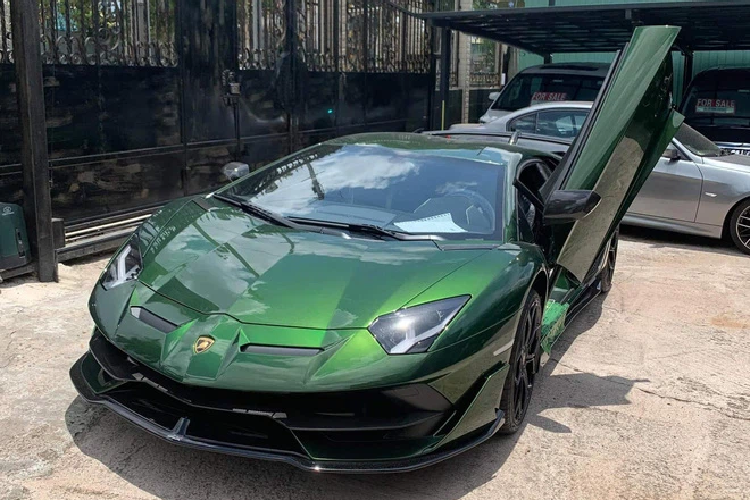 Mức giá xe Lamborghini Aventador SVJ tại Việt Nam không được tiết lộ nhưng ước tính sẽ trên 50 tỷ đến 65 đồng nếu ra biển trắng.