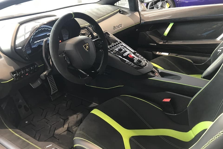 Ngoài chiếc siêu xe Lamborghini Aventador SVJ màu xanh Verde Ermes cực đẹp, đại gia lan đột biến ở Củ Chi còn đang sở hữu 2 chiếc siêu xe đắt giá khác là Ferrari SF90 Stradale đầu tiên về nước, đã ra biển số và chiếc xe giới hạn McLaren 765LT chỉ sản xuất 765 chiếc.