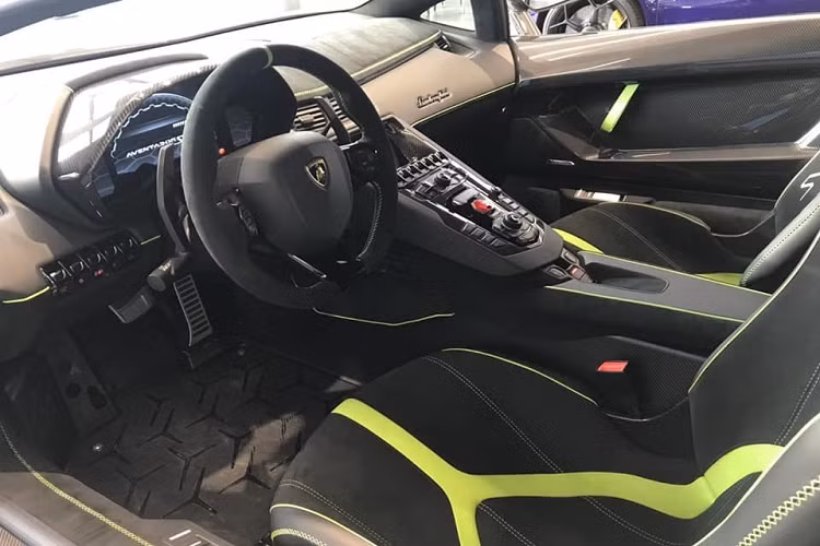 Ngoài chiếc siêu xe Lamborghini Aventador SVJ màu xanh Verde Ermes cực đẹp, đại gia lan đột biến ở Củ Chi còn đang sở hữu 2 chiếc siêu xe đắt giá khác là Ferrari SF90 Stradale đầu tiên về nước, đã ra biển số và chiếc xe giới hạn McLaren 765LT chỉ sản xuất 765 chiếc.