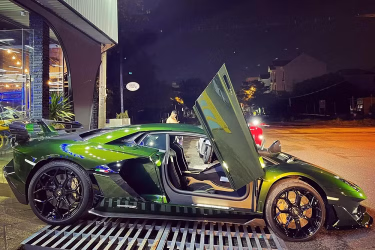 Nhiều khả năng là việc có mặt của siêu xe Lamborghini Aventador SVJ màu xanh Verde Ermes ở Hà Nội nhằm phục vụ cho công tác đăng kiểm khí thải cũng như các hồ sơ cần thiết trước khi chủ nhân của xe đăng ký biển số. Được biết, trước đó, siêu xe Lamborghini Aventador SVJ màu vàng cũng được mang ra Hà Nội đăng kiểm khí thải rồi mới ra biển số.