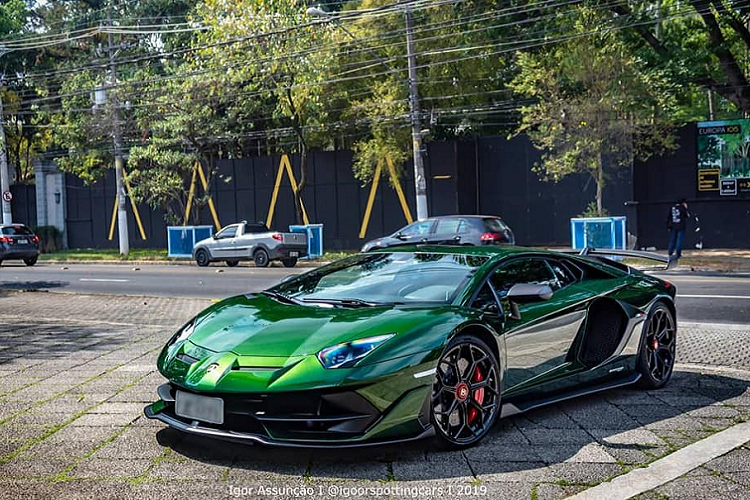 Ở thị trường Mỹ, siêu xe Lamborghini Aventador SVJ có giá 12 tỷ đồng, trong khi đó, các đại gia Thái Lan chỉ phải chi ra 36 tỷ đồng đã sở hữu xe Lamborghini Aventador SVJ chính hãng.