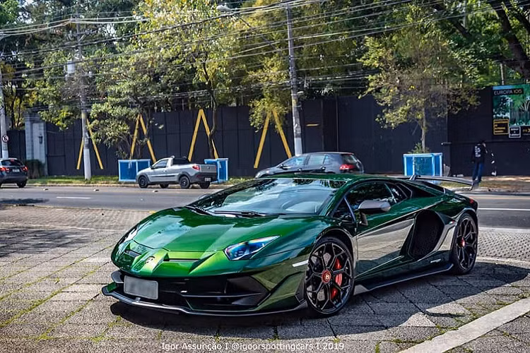 Ở thị trường Mỹ, siêu xe Lamborghini Aventador SVJ có giá 12 tỷ đồng, trong khi đó, các đại gia Thái Lan chỉ phải chi ra 36 tỷ đồng đã sở hữu xe Lamborghini Aventador SVJ chính hãng.