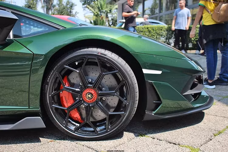 Siêu xe giới hạn Lamborghini Aventador SVJ được trang bị khối động cơ V12, hút khí tự nhiên, dung tích 6.5 lít, tạo ra công suất tối đa 770 mã lực và mô-men xoắn cực đại là 720 Nm.