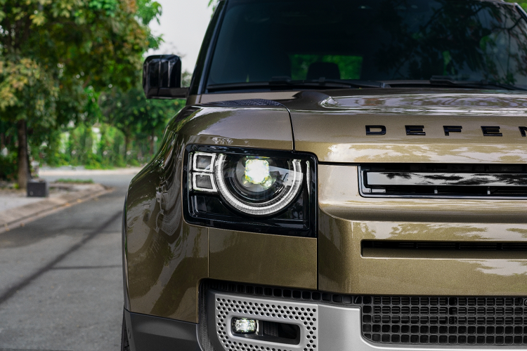 Qua những thông tin ít ỏi mà hãng cung cấp, có thể thấy sự khác biệt rõ ràng nhất ở phiên bản Land Rover Defender 90 2021 mới so với phiên bản 110 là ở thiết kế với 3 cửa, tùy chọn chỗ ngồi linh hoạt từ 5 chỗ cho tới 6 chỗ ngồi. Các ghế ngồi có thể tùy chỉnh gập xuống để tối đa hóa không gian chứa đồ, thậm chí ghế phụ ở giữa hàng ghế trước có thể gập xuống để làm tựa tay với hộc đựng cốc.