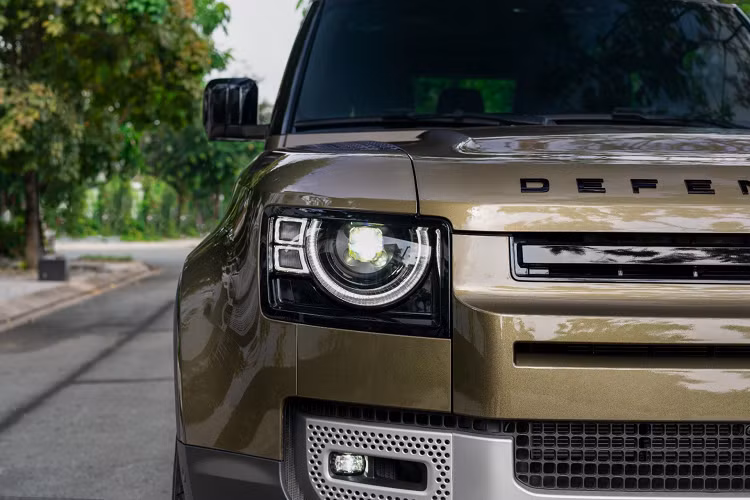 Qua những thông tin ít ỏi mà hãng cung cấp, có thể thấy sự khác biệt rõ ràng nhất ở phiên bản Land Rover Defender 90 2021 mới so với phiên bản 110 là ở thiết kế với 3 cửa, tùy chọn chỗ ngồi linh hoạt từ 5 chỗ cho tới 6 chỗ ngồi. Các ghế ngồi có thể tùy chỉnh gập xuống để tối đa hóa không gian chứa đồ, thậm chí ghế phụ ở giữa hàng ghế trước có thể gập xuống để làm tựa tay với hộc đựng cốc.