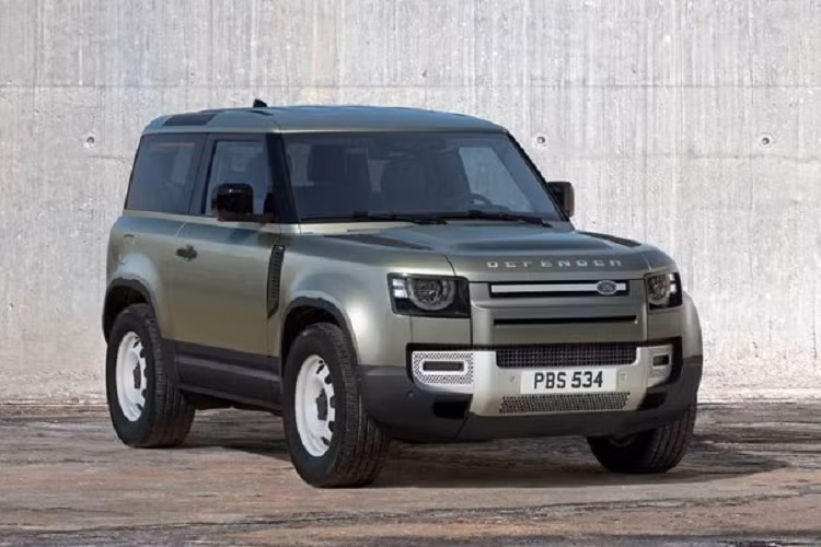 Việt Nam đã đón nhận sự có mặt của Land Rover Defender thế hệ mới vào tháng 9/2020 và mẫu xe này nhanh chóng gây ấn tượng mạnh nhờ thiết kế mang tính huyền thoại, tiện nghi hiện đại, khả năng vận hành mạnh mẽ và bất chấp mọi loại địa hình. Tiếp nối thành công, vào ngày 15/6/2021 tới đây, phiên bản Defender 90 với thiết kế ba cửa rất cá tính và nhỏ gọn cũng sẽ chính thức tới tay khách hàng.