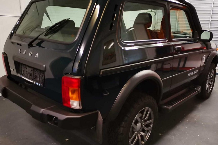 Động cơ kết hợp với hộp số sàn 5 cấp. Với động cơ này, Lada Niva Bronto 2021 cần 17 giây mới có thể tăng tốc từ 0-100 km/h trước khi đạt vận tốc tối đa 142 km/h.