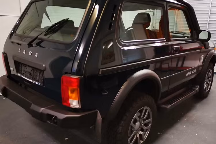 Động cơ kết hợp với hộp số sàn 5 cấp. Với động cơ này, Lada Niva Bronto 2021 cần 17 giây mới có thể tăng tốc từ 0-100 km/h trước khi đạt vận tốc tối đa 142 km/h.