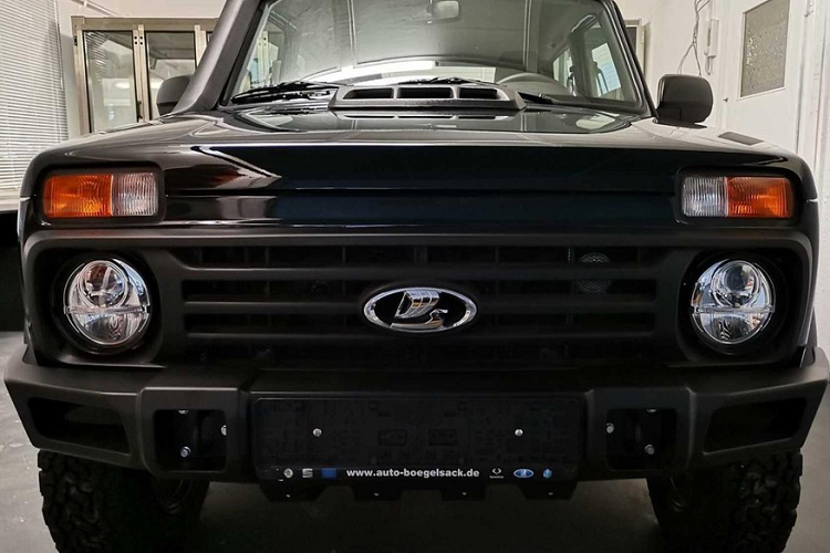 Tại thị trường Nga, Lada Niva Bronto 2021 mới được chia thành 2 bản trang bị. Đầu tiên là bản Luxe với cản trước, baga nóc và ốp cua lốp bằng kim loại. Trong khi đó, bộ vành hợp kim 15 inch của xe nằm trong bộ lốp đồ sộ. Thứ hai là bản Prestige cản trước, cản sau bằng nhựa, đèn sương mù trước và nẹp xung quanh thân xe. 