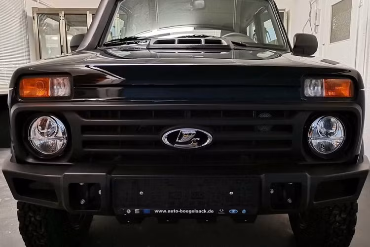 Tại thị trường Nga, Lada Niva Bronto 2021 mới được chia thành 2 bản trang bị. Đầu tiên là bản Luxe với cản trước, baga nóc và ốp cua lốp bằng kim loại. Trong khi đó, bộ vành hợp kim 15 inch của xe nằm trong bộ lốp đồ sộ. Thứ hai là bản Prestige cản trước, cản sau bằng nhựa, đèn sương mù trước và nẹp xung quanh thân xe. 