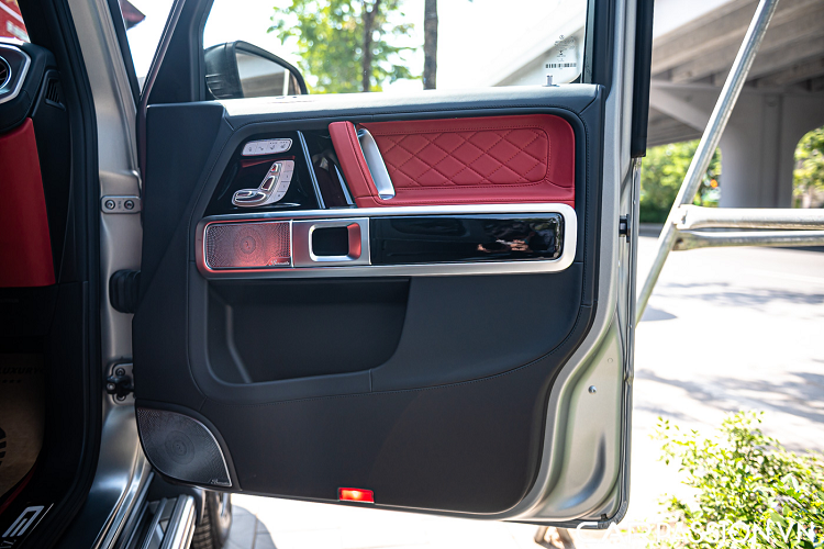 Phiên bản sử dụng máy dầu vẫn được trang bị buồng lái kỹ thuật số, cửa sổ trời, đèn viền nội thất và hệ thống âm thanh Burmester. Vô-lăng ba chấu tích hợp các phím hỗ trợ người lái và lẫy chuyển số, ghế ngồi trên xe được trang bị chức năng nhớ vị trí và làm mát. Điểm cộng của Mercedes-Benz G350d còn được bổ sung thêm hàng loạt công nghệ an toàn cũng như hỗ trợ người lái theo tiêu chuẩn của xe sản xuất cho thị trường châu Âu.