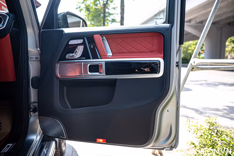 Phiên bản sử dụng máy dầu vẫn được trang bị buồng lái kỹ thuật số, cửa sổ trời, đèn viền nội thất và hệ thống âm thanh Burmester. Vô-lăng ba chấu tích hợp các phím hỗ trợ người lái và lẫy chuyển số, ghế ngồi trên xe được trang bị chức năng nhớ vị trí và làm mát. Điểm cộng của Mercedes-Benz G350d còn được bổ sung thêm hàng loạt công nghệ an toàn cũng như hỗ trợ người lái theo tiêu chuẩn của xe sản xuất cho thị trường châu Âu.