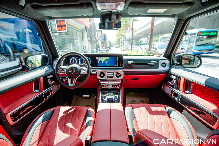 Về nội thất, xe được cá nhân hóa với gói nâng cấp nội thất cao cấp Exclusive Interior Package Plus. Gói này có nhiều trang bị tiện nghi hơn như nội thất đươc bọc da cao cấp với họa tiết đan chéo trên ghế ngồi cũng như các phần ốp cửa, trần xe được bọc da Dinamica cao cấp.